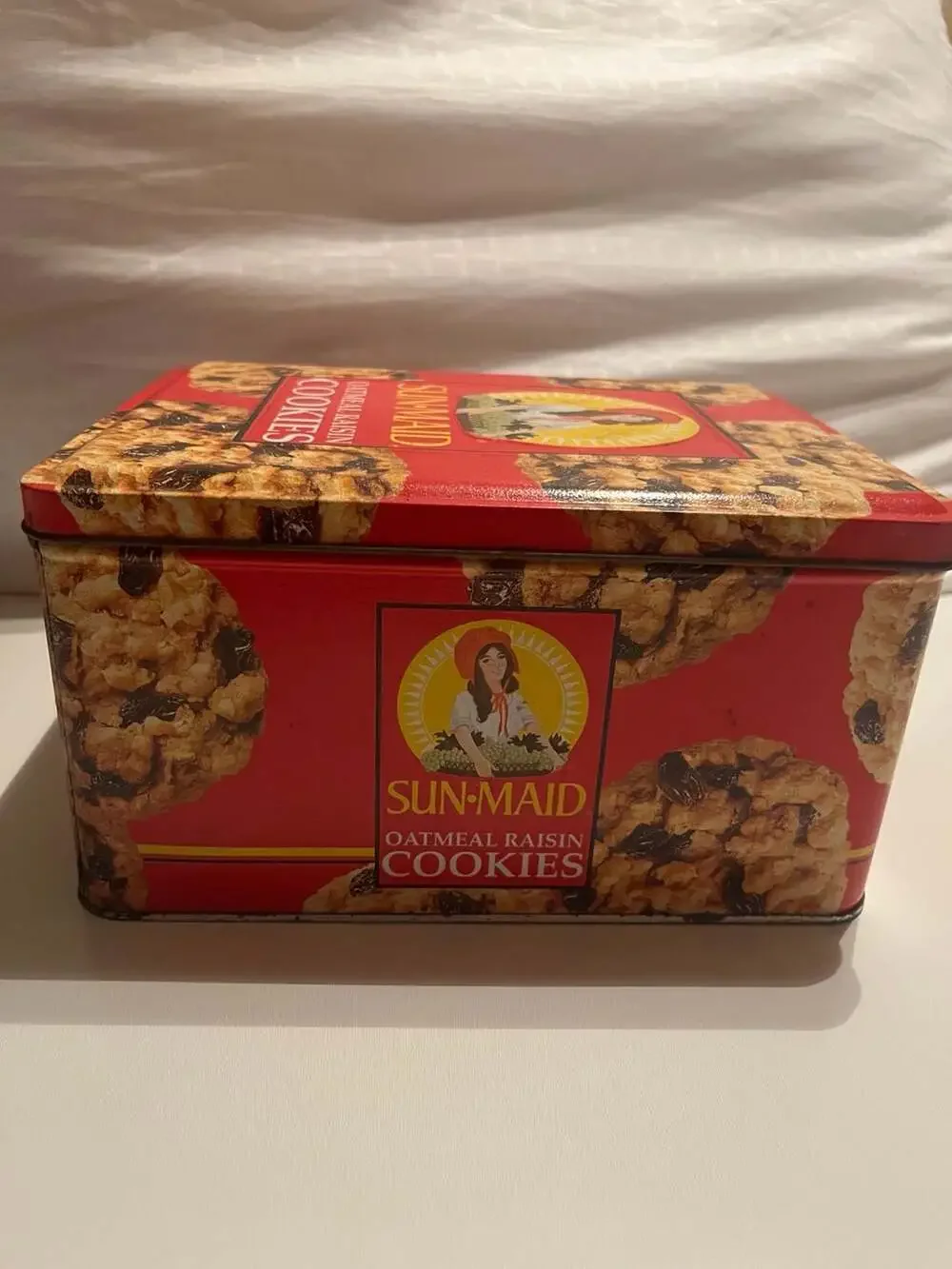 VINTAGE SUN MAID OATMEAL RAISIN COOKIES TIN - NATCO TINS